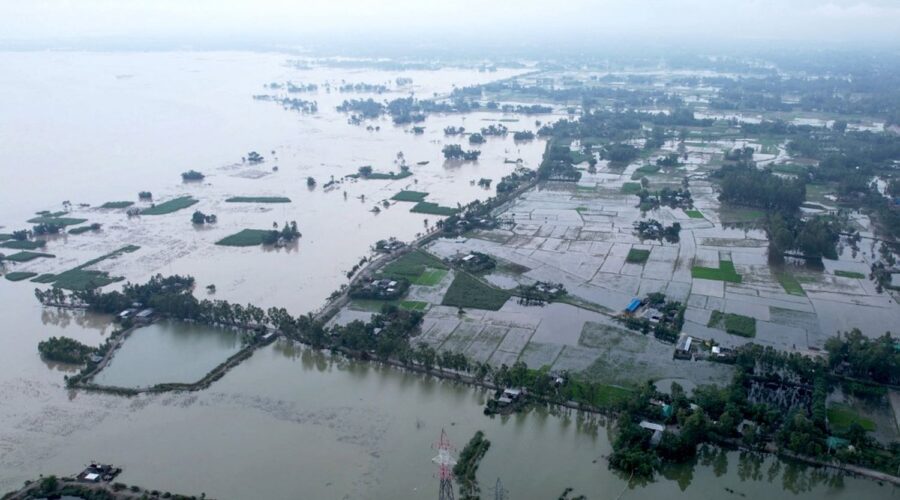 Au Bangladesh, les inondations font au moins huit morts et deux millions de sinistrés
          Le gouvernement du pays a déclaré avoir ouvert des centaines d'abris pour les personnes déplacées, et envoyé de la nourriture et des secours aux territoires du nord les plus durement affectés.