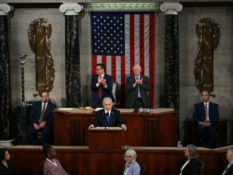 Devant le Congrès américain, Benyamin Nétanyahou qualifie les manifestants pro-Gaza d'"idiots utiles de l'Iran" et rend hommage à Donald Trump
          Des milliers d'opposants à la politique du dirigeant israélien se sont réunis autour du Capitole, certains avec des pancartes le qualifiant de "criminel de guerre".