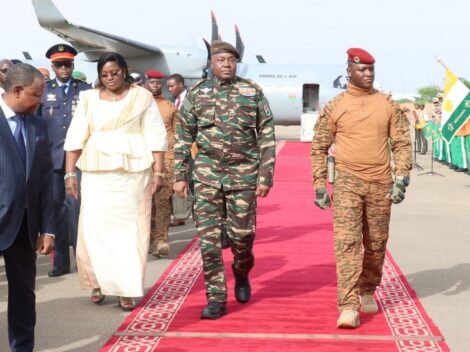 Le Burkina Faso, le Mali et le Niger s'unissent au sein d'une "Confédération des Etats du Sahel"
          Les trois pays du nord-ouest de l'Afrique ont acté leur alliance lors de leur premier sommet à Niamey, au Niger, qui entérine leur rupture avec le bloc ouest-africain.
